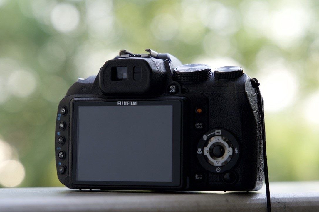 Fujifilm FinePix HS10  - Thumbnail 2 of 4