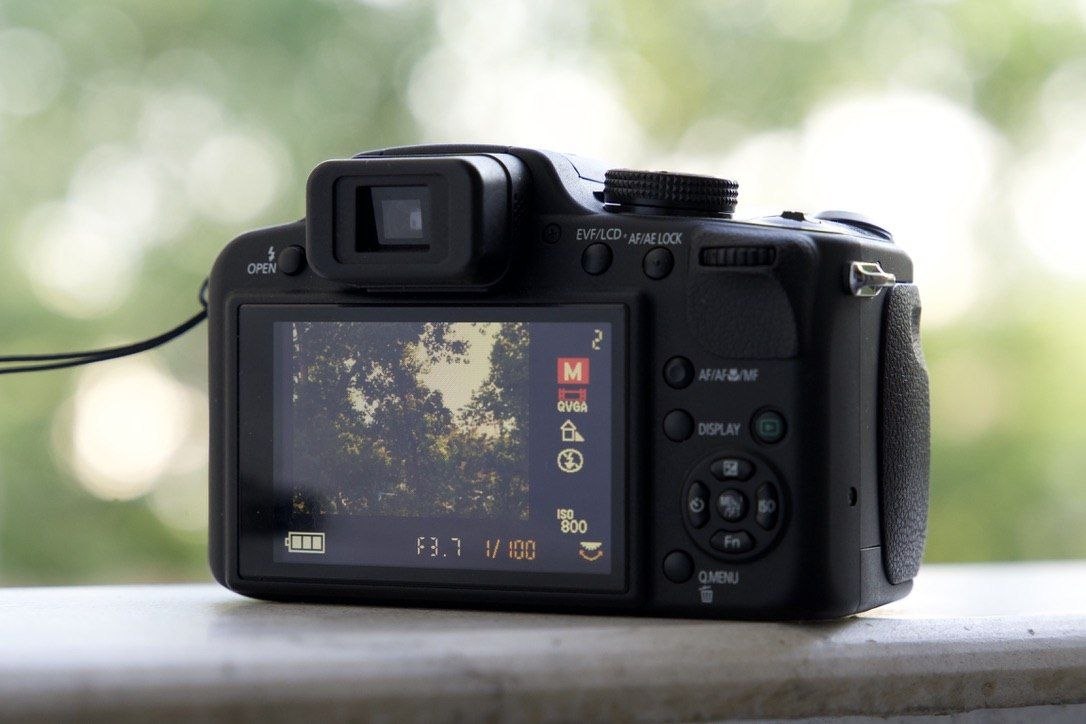 Panasonic Lumix DMC-FZ40 - تصویر کوچک 2 از 3 از سیلور کم