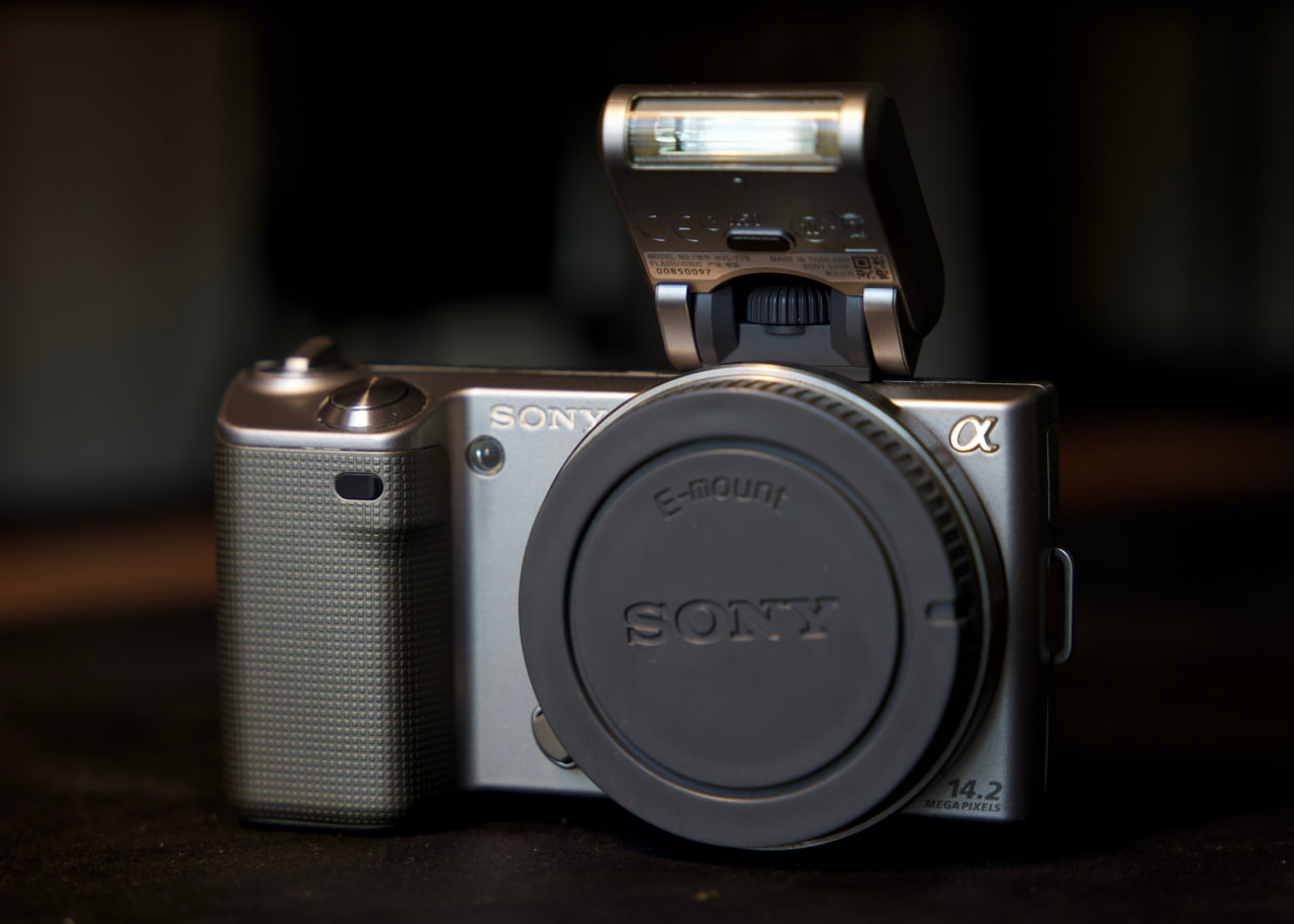 Sony Next-5 - تصویر اصلی محصول 1 از 5 از سیلور کم